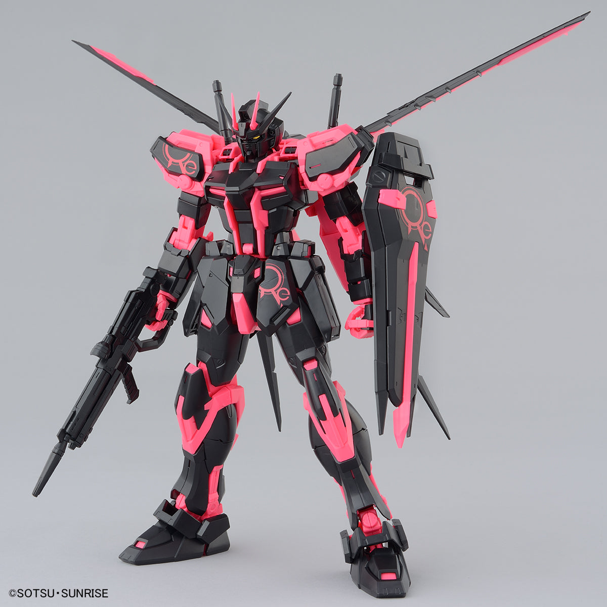 MG 1/100 AILE STRIKE GUNDAM Ver.RM Recircultion Color/Neon Pink)