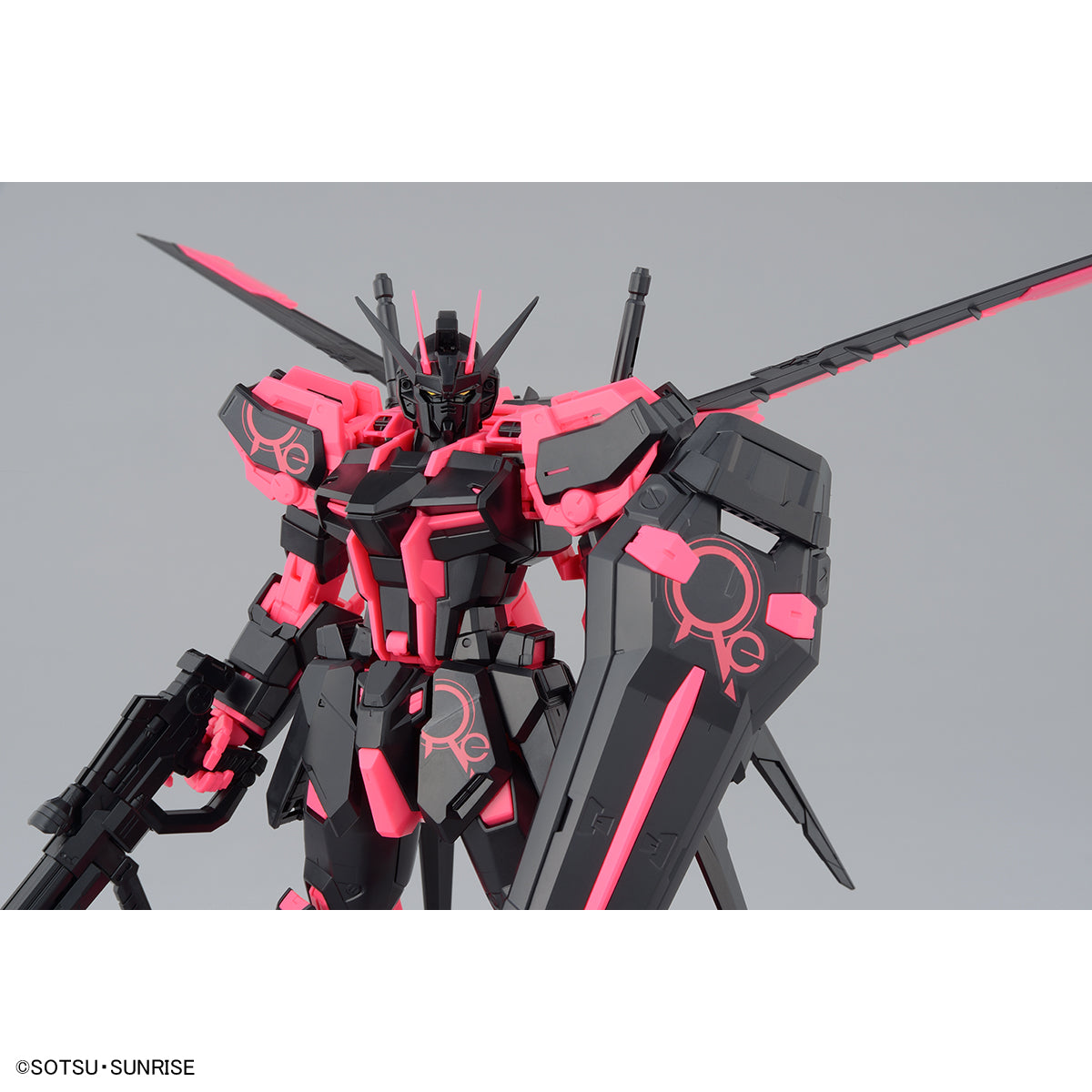 MG 1/100 AILE STRIKE GUNDAM Ver.RM Recircultion Color/Neon Pink)