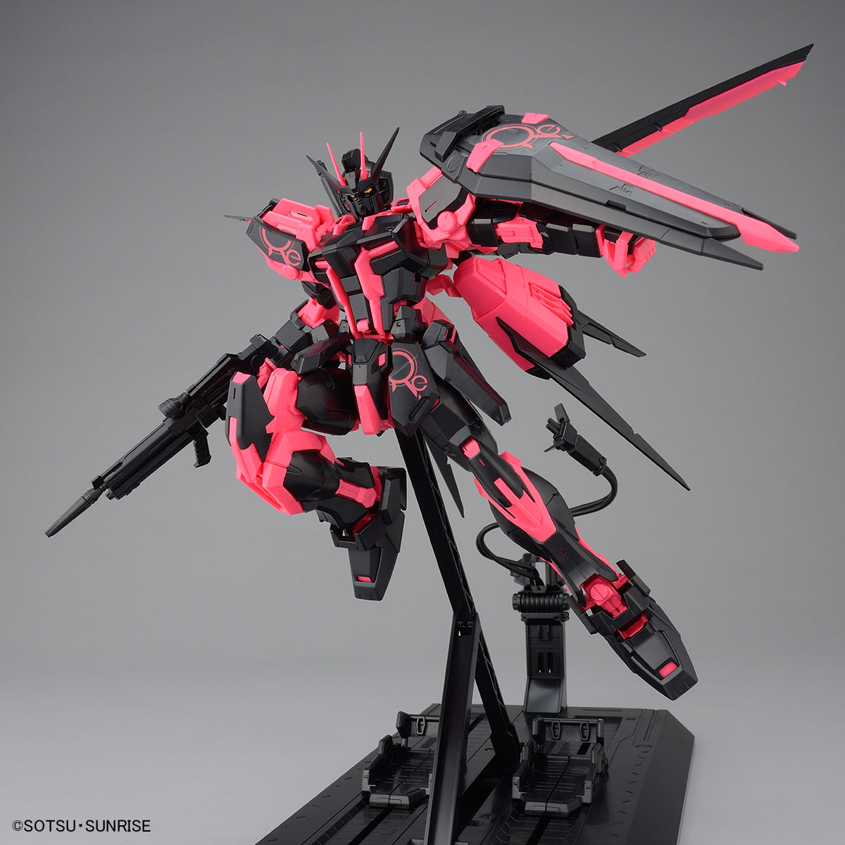 MG 1/100 AILE STRIKE GUNDAM Ver.RM Recircultion Color/Neon Pink)