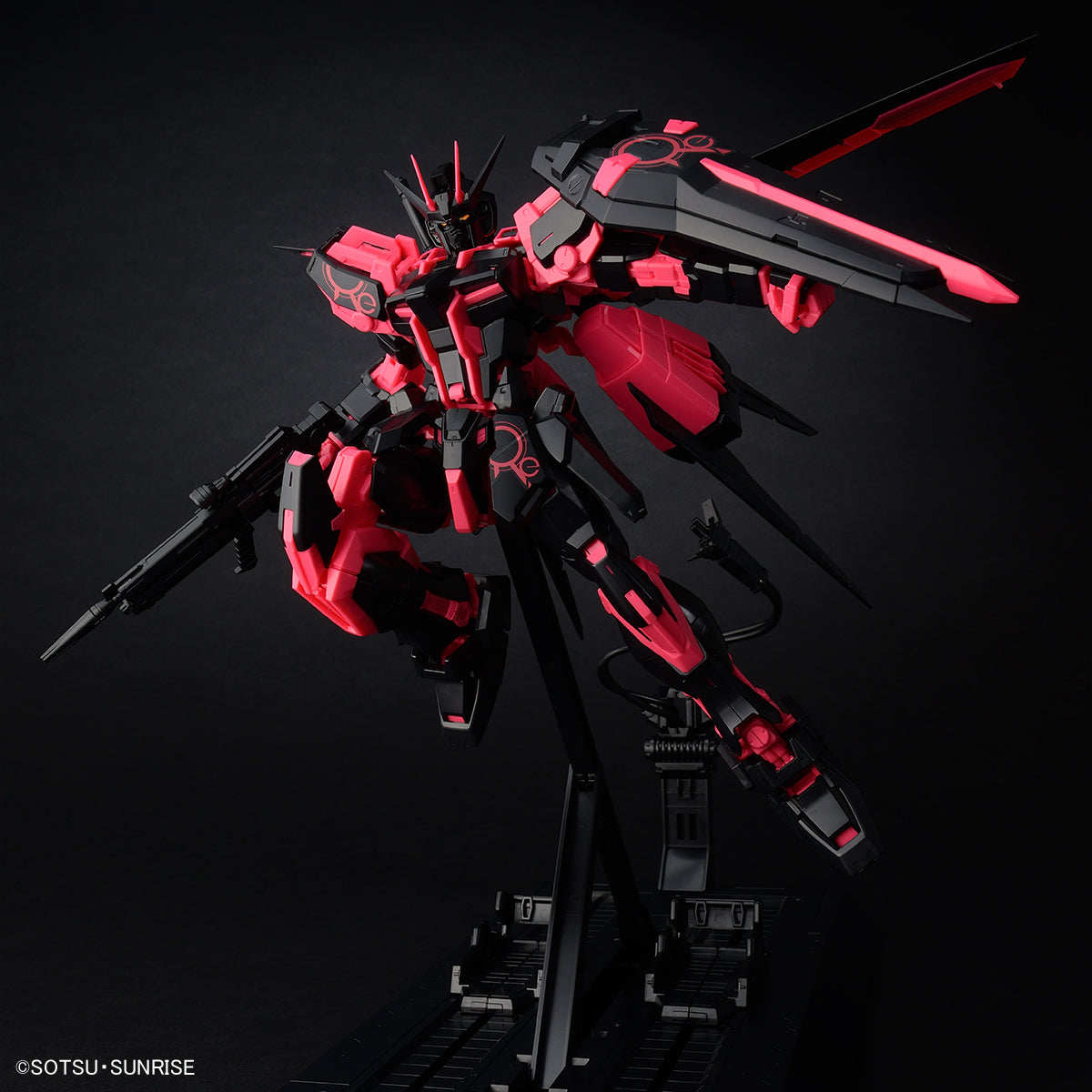 MG 1/100 AILE STRIKE GUNDAM Ver.RM Recircultion Color/Neon Pink)